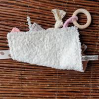 Baby Knistertuch mit Beißring Schmusetuch Patchwork beige/rosa/weiß ca. 18x18cm "Pfoten/Sterne" Bild 2