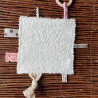 Baby Knistertuch mit Beißring Schmusetuch Patchwork beige/rosa/weiß ca. 18x18cm "Pfoten/Sterne" Bild 3
