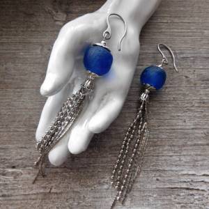 lange Ohrringe - Recyclingglas blau - Metall-Quaste - Edelstahlhaken - 10,2 cm Bild 7