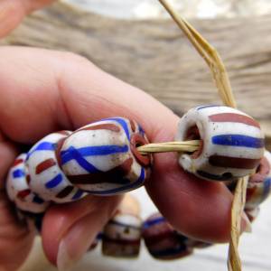 11 alte venezianische Wickelglas-Perlen - gestreifte Glasperlen - Afrikahandel - fassförmig - weiß + blaue rote Streifen Bild 4