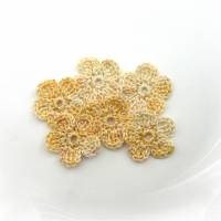 6 kleine Häkelblumen,  Häkelblüten creme beige Bild 1