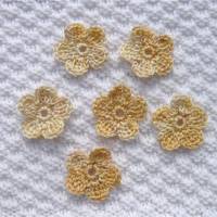 6 kleine Häkelblumen,  Häkelblüten creme beige Bild 2