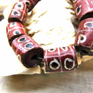 9 antike venezianische Glasperlen mit Augen aus dem Afrikahandel - ziegelrot - Wickelglas - Tic Tac Toe Bild 3