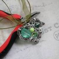 Grüner Herz Anhänger mit süßen kleinen Wirbeln - einem Netz aus Draht & Perlen/ Dirndelkettet/ Valentinstags Geschenkiee Bild 4