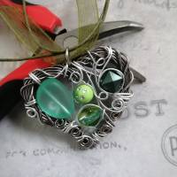 Grüner Herz Anhänger mit süßen kleinen Wirbeln - einem Netz aus Draht & Perlen/ Dirndelkettet/ Valentinstags Geschenkiee Bild 5