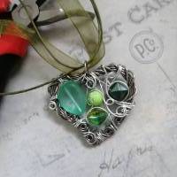 Grüner Herz Anhänger mit süßen kleinen Wirbeln - einem Netz aus Draht & Perlen/ Dirndelkettet/ Valentinstags Geschenkiee Bild 6