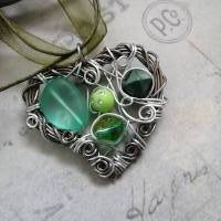 Grüner Herz Anhänger mit süßen kleinen Wirbeln - einem Netz aus Draht & Perlen/ Dirndelkettet/ Valentinstags Geschenkiee Bild 7