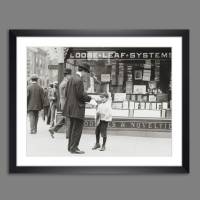 Zeitungsjunge Kind 1910 KUNSTDRUCK Bild ungerahmt historische schwarz weiß Fotografie  -  Vintage Art shabby Bild 1