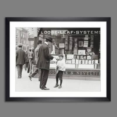 Zeitungsjunge Kind 1910 KUNSTDRUCK Bild ungerahmt historische schwarz weiß Fotografie  -  Vintage Art shabby