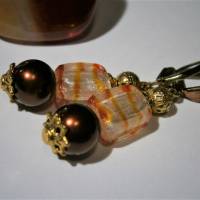 Ohrringe orange weiß leuchtende Rechtecke aus Glas handgemacht an Schmuckmetall goldfarben Bild 2