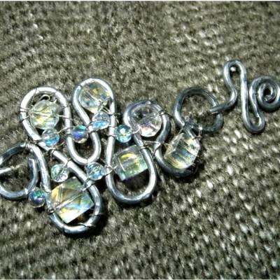 Handgemachte silberfarbene Tuchnadel mit irisierenden Glasperlen – Regenbogen-Accessoire als Geschenk