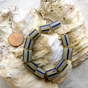 11 alte venezianische Glasperlen aus dem Afrikahandel - hellgelb mit blauen und weißen Streifen - Handelsperlen Bild 5