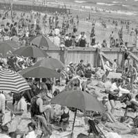 Full Beach - Summer of 1927 - Meer Strand Sommer Menschen Kunstdruck Poster  - schwarz weiß  Fotografie - Vintage Bild 3