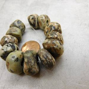 12 mittlere Granit-Perlen - antiker Granit Stein aus Mali - Ausgrabung Sahara - primitiv bearbeitet - schwarz graubeige Bild 3