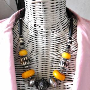 Üppige afrikanische Halskette - Spinnwirtel Tonperle, Batik Bein, Horn, Afrikan Amber, Tuareg Silber - 59,5-62cm Bild 2