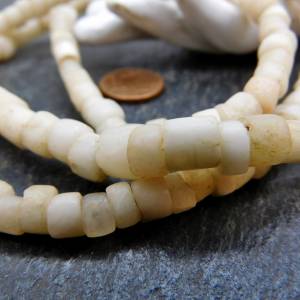 kleine antike Quarz-Perlen aus der Sahara - ganzer Strang 70 cm - ca. 155 antike Steinperlen - zylindrisch Bild 3