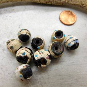 9 sehr alte venezianische Glasperlen - Skunk beads - Augenperlen - mit Verkrustungen, Abplatzungen - Ausgrabung
