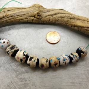 9 sehr alte venezianische Glasperlen - Skunk beads - Augenperlen - mit Verkrustungen, Abplatzungen - Ausgrabung Bild 3
