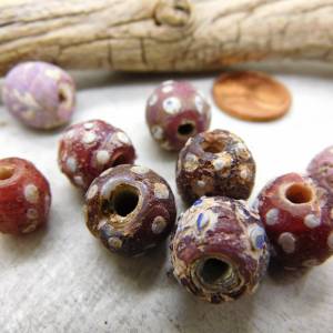 9 sehr alte venezianische Glasperlen - Skunk beads - rote Augenperlen und Fancy Beads - mit Verkrustungen - Ausgrabung