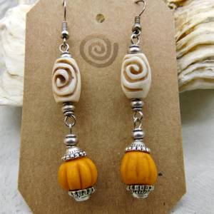 ethnische Ohrringe mit geschnitzten Perlen aus Bein und melonenförmigen Glasperlen aus Nepal in Orange - 6,4cm Bild 5