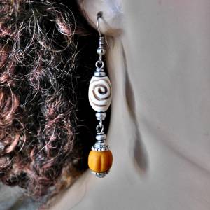 ethnische Ohrringe mit geschnitzten Perlen aus Bein und melonenförmigen Glasperlen aus Nepal in Orange - 6,4cm Bild 7
