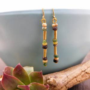 afrikanische Ohrringe - kleine antike handgemachte Glasperlen und Messing Röhren - messingfarben, goldfarben - Ausgrabun Bild 2