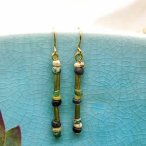 afrikanische Ohrringe - kleine antike handgemachte Glasperlen und Messing Röhren - messingfarben, goldfarben - Ausgrabun Bild 4