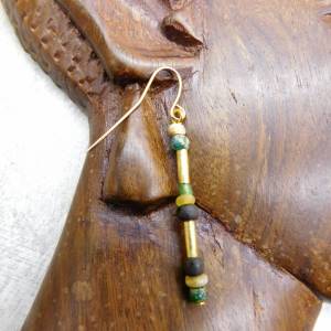 afrikanische Ohrringe - kleine antike handgemachte Glasperlen und Messing Röhren - messingfarben, goldfarben - Ausgrabun Bild 5