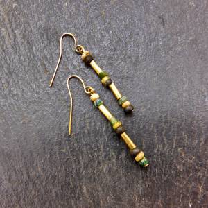 afrikanische Ohrringe - kleine antike handgemachte Glasperlen und Messing Röhren - messingfarben, goldfarben - Ausgrabun Bild 6