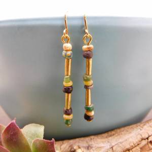 afrikanische Ohrringe - kleine antike handgemachte Glasperlen und Messing Röhren - messingfarben, goldfarben - Ausgrabun Bild 7