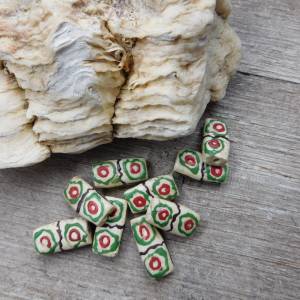 10 Stück - abgeflachte Pulverglas-Tuben mit Bemalung - Ghana - cremeweiss, rot,grün - ca. 19x11x7mm Bild 6