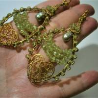 Große Ohrringe mit Peridot grün handgemacht an Schmuckmetall wirework altgoldfarben boho chic zum vintage wedding look Bild 5