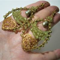 Große Ohrringe mit Peridot grün handgemacht an Schmuckmetall wirework altgoldfarben boho chic zum vintage wedding look Bild 6