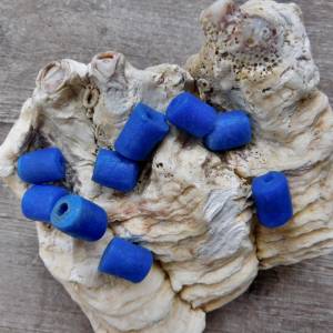 9 blaue Pulverglas-Perlen, Tuben uni, Recyclingglasperlen aus Ghana - ca. 16x12mm Bild 1