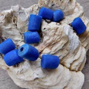 9 blaue Pulverglas-Perlen, Tuben uni, Recyclingglasperlen aus Ghana - ca. 16x12mm Bild 2