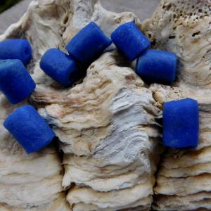 9 blaue Pulverglas-Perlen, Tuben uni, Recyclingglasperlen aus Ghana - ca. 16x12mm Bild 4
