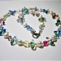 Kette Perlen weiß und Glas bunt voller Lebensfreude handmade als Geschenk zum Muttertag Bild 4