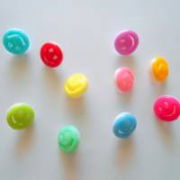 Kinderknopf Kunststoffknopf mit Öse 15 mm lachendes Gesicht verschiedene Farben Bild 1
