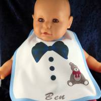 Dieses schöne Babylätzchen mit blauen Umrandung, den Namen "Ben" und Süßen Bären Bild 1