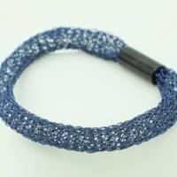 Armband in kühlem Blau gehäkelt aus Draht - bcd manufaktur Bild 2