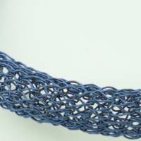 Armband in kühlem Blau gehäkelt aus Draht - bcd manufaktur Bild 4