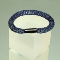Armband in kühlem Blau gehäkelt aus Draht - bcd manufaktur Bild 5