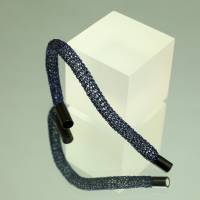 Armband in kühlem Blau gehäkelt aus Draht - bcd manufaktur Bild 6