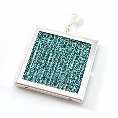 gestrickter QUADRAT ANHÄNGER aus eisblauem Kupferdraht
