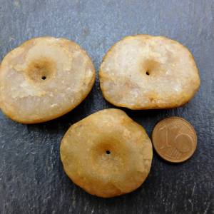 3 große antike Quarz-Scheiben aus der Sahara - 27-35mm - XL antike Steinperlen - konisch von Hand gebohrt - Sahara Stein Bild 2