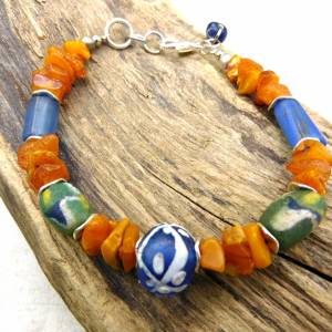 ethnisches Armband - Bernstein, Pulverglas, antike blaue Glasperlen - Afrikahandel - Handelsperlen - orange,grün,blau - Bild 2