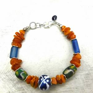 ethnisches Armband - Bernstein, Pulverglas, antike blaue Glasperlen - Afrikahandel - Handelsperlen - orange,grün,blau - Bild 6