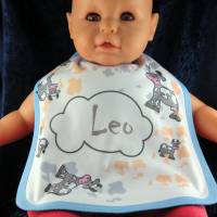Dieses schöne Babylätzchen mit blauer Umrandung, den Namen "Leo" und lustigen Kühen. Bild 1