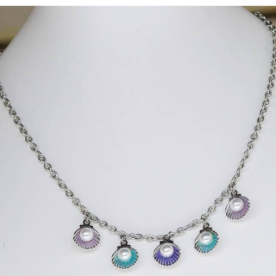 Edelstahlkette mit emaillierten Muscheln-Charms - Sommer-Look 