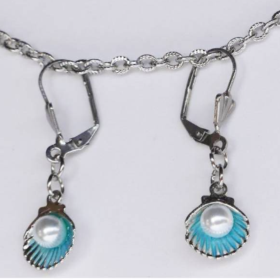 Ohrringset mit feinen emaillierten Muscheln-Charms innen in Türkis im Sommer-Look